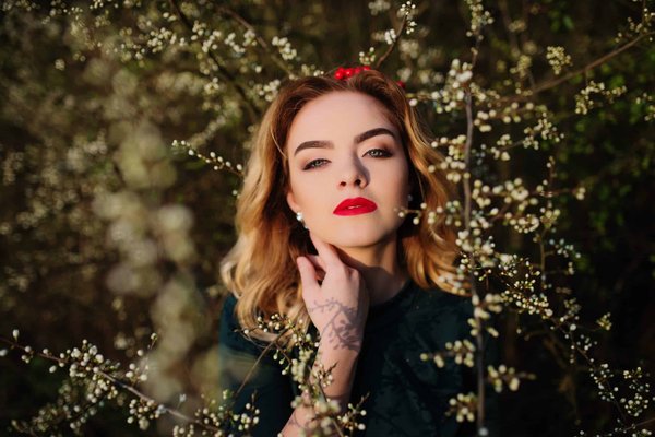 How to Select a Striped Jumper That Flatters a Rectangular Body Shape in a Professional Setting?